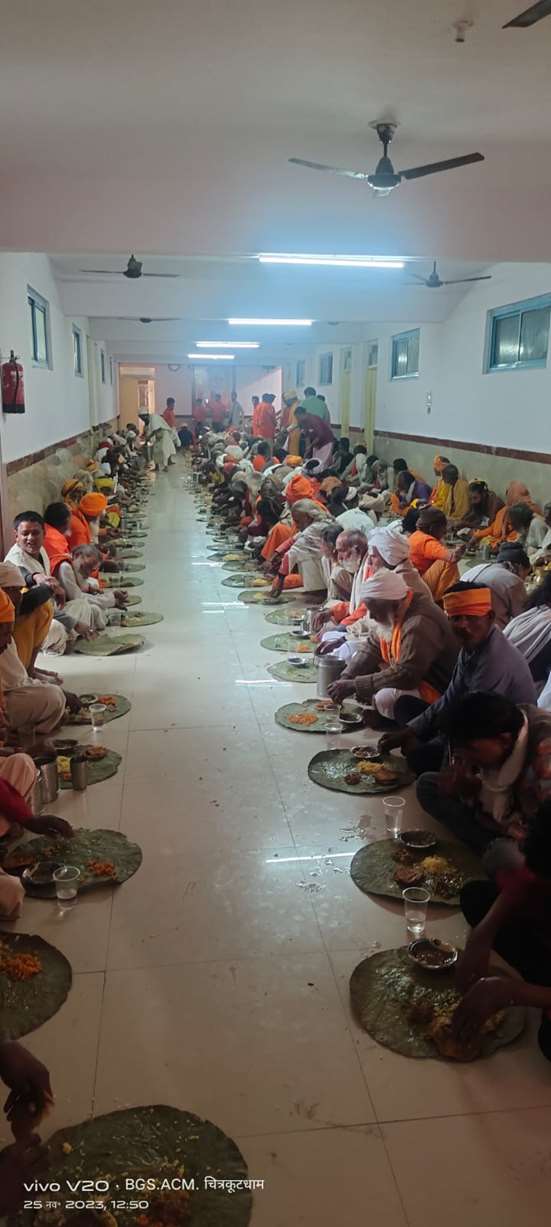 A long line of people sitting on plates in a room.